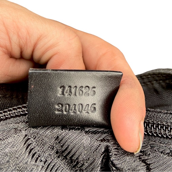 *** SOLD *** vintage Gucci Black Crossbody - Picture 6 of 9